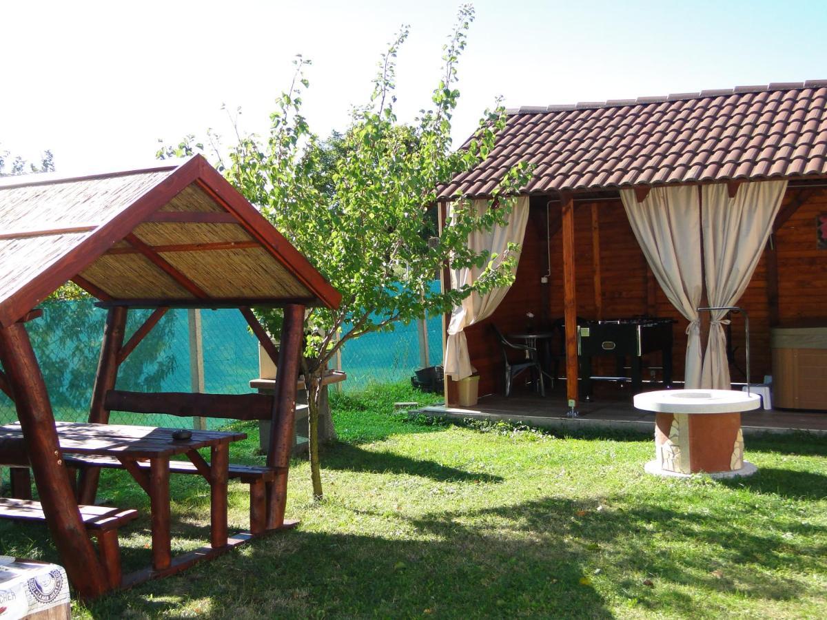 Vadrozsa Vendeghaz-Apartman Demjen Bagian luar foto
