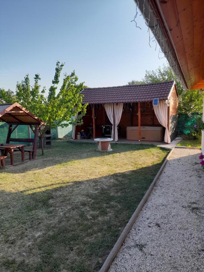 Vadrozsa Vendeghaz-Apartman Demjen Bagian luar foto