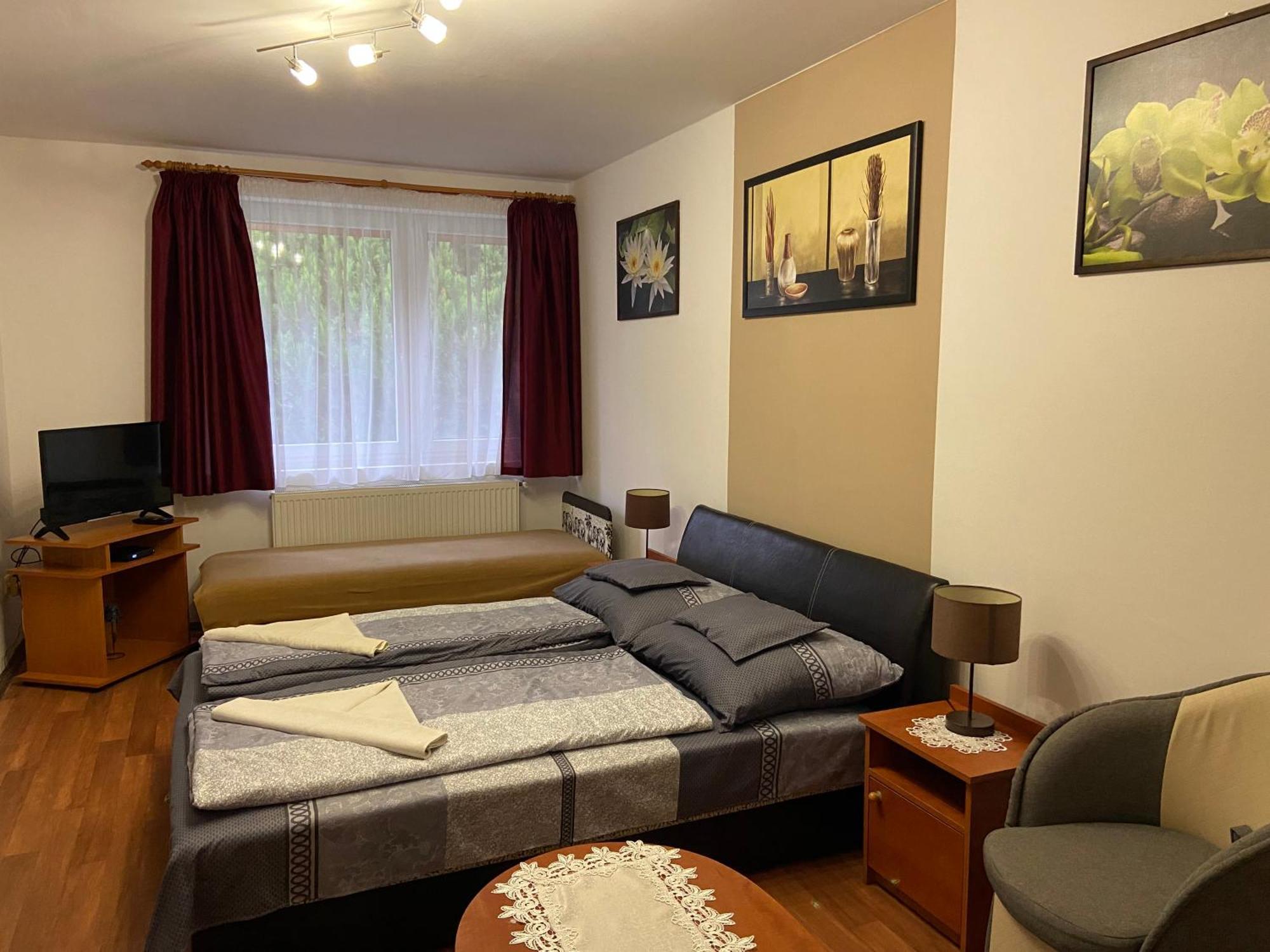 Vadrozsa Vendeghaz-Apartman Demjen Bagian luar foto